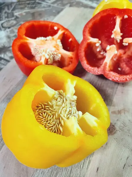 Organik sebzeler kırmızı ve sarı, sağlıklı, vitaminler, taze salata, mutfak, yemek pişirme, masa 