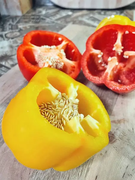 Organik sebzeler kırmızı ve sarı, sağlıklı, vitaminler, taze salata, mutfak, yemek pişirme, masa 