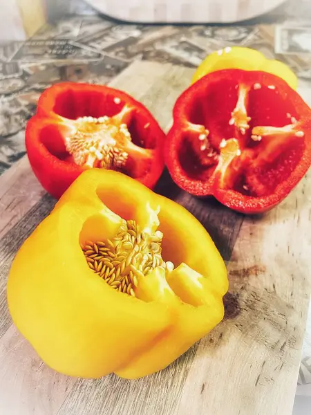 Organik sebzeler kırmızı ve sarı, sağlıklı, vitaminler, taze salata, mutfak, yemek pişirme, masa 