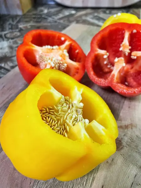 Organik sebzeler kırmızı ve sarı, sağlıklı, vitaminler, taze salata, mutfak, yemek pişirme, masa 