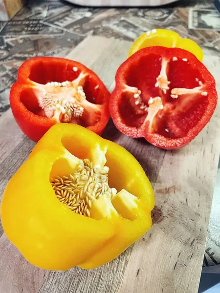 Organik sebzeler kırmızı ve sarı, sağlıklı, vitaminler, taze salata, mutfak, yemek pişirme, masa 