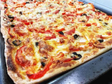 Peynirli, domatesli ve mantarlı lezzetli pizza..