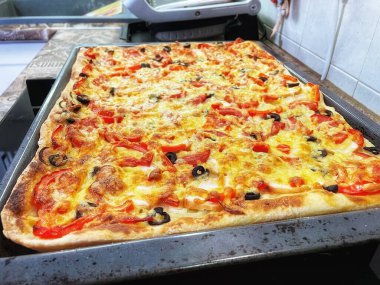 Fırındaki pizzayı kapat.