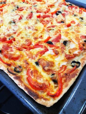 Ev yapımı taze sebzeli pizza.