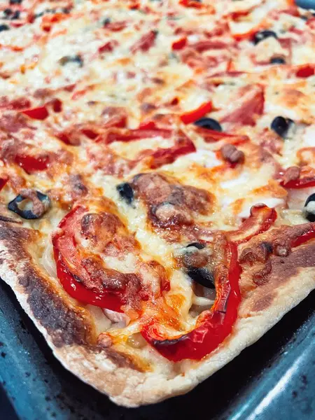 Jambonlu, peynirli, domatesli ve mantarlı pizza