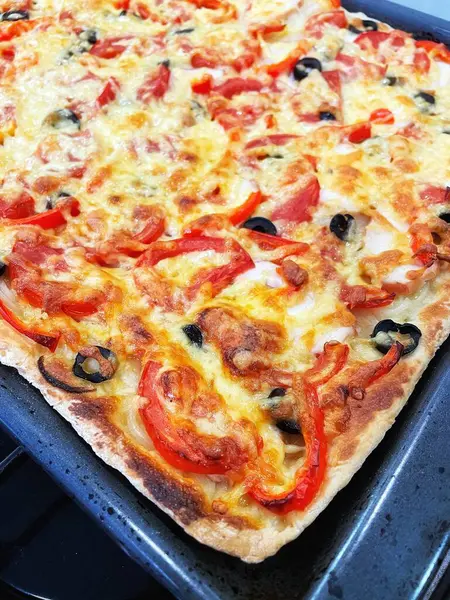 Ev yapımı taze sebzeli pizza.