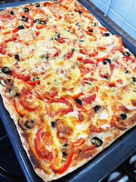 Peynir soslu ve domatesli pizza