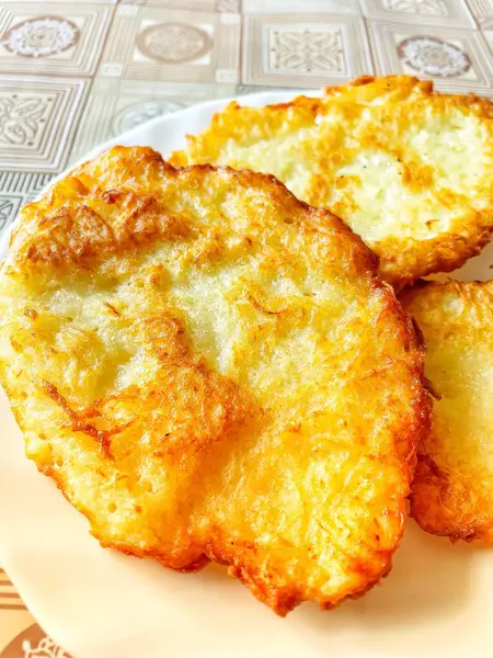 Kızarmış patates gözlemesi plaka üzerinde 