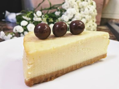 Çikolatalı turta, beyaz tabak ve bir fincan kahve.