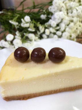 Kremalı ve fındıklı çikolatalı pasta