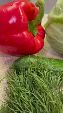 Mutfaktaki ahşap masada taze sebzeler.