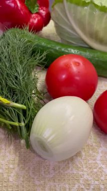 Tahta masada taze sebzeler.