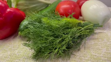 sebze, domates, soğan, sarımsak ve diğer baharatlar.