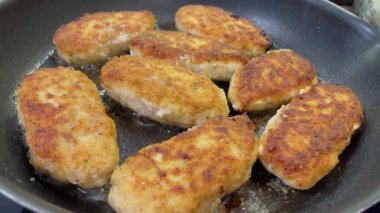 Tavada kızarmış tavuk pirzolası, et.
