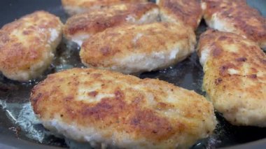 Tavada kızarmış tavuk pirzolası, et.