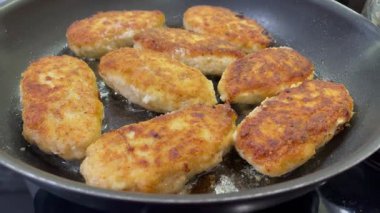 Tavada kızarmış tavuk pirzolası, et.