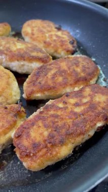 Tavada kızarmış tavuk pirzolası, et.
