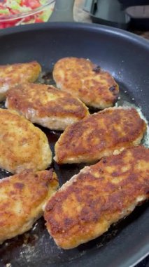 Tavada kızarmış tavuk pirzolası, et.