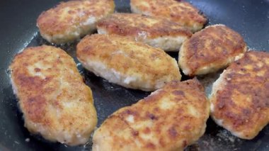 Tavada kızarmış tavuk pirzolası, et.