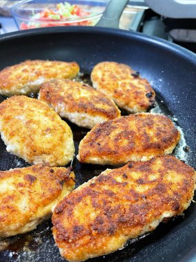 Mutfakta kızarmış tavuk pirzolası pişirmek, et... 