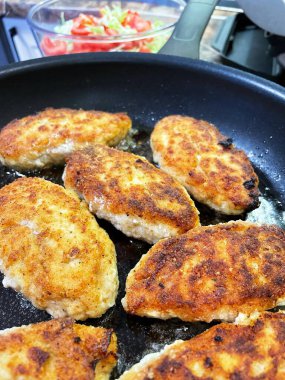 Mutfakta kızarmış tavuk pirzolası pişirmek, et... 