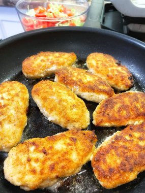 Mutfakta kızarmış tavuk pirzolası pişirmek, et... 