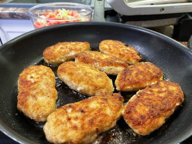 Mutfakta kızarmış tavuk pirzolası pişirmek, et... 