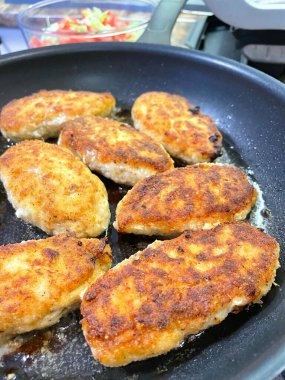 Mutfakta kızarmış tavuk pirzolası pişirmek, et... 