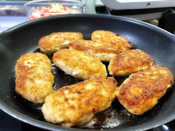 Mutfakta kızarmış tavuk pirzolası pişirmek, et... 