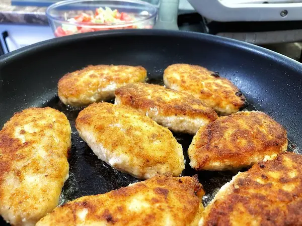 Mutfakta kızarmış tavuk pirzolası pişirmek, et... 