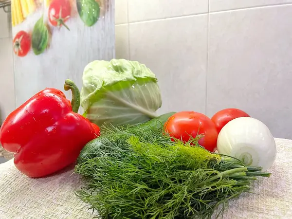 Taze sebze, kırmızı biber, domates, ahşap arka planda salatalık, salata.