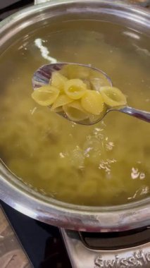 Makarna, koni, kabuk tavada suda kaynatılır, yemek, mutfak...