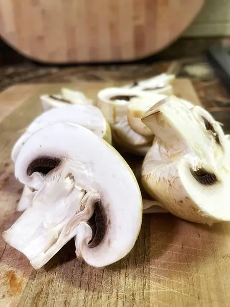 Ahşap arka planda taze mantarlar