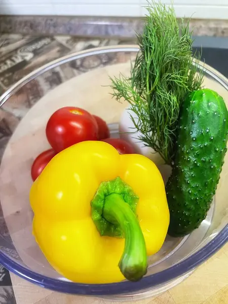 Tahta masada taze sebzeler.