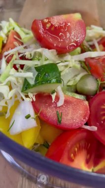 sebze, domates, soğan ve diğer malzemelerden salata.