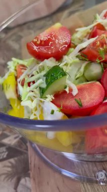 Domatesli, soğanlı, salatalıklı, domatesli, salatalıklı taze bir salata.