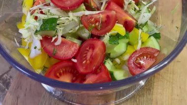 Tahta masada taze sebzeler.