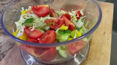 Cam kasede sebze salatası, taze salata, sağlıklı yemek, diyet.