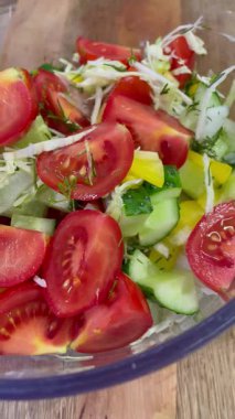 Taze domatesli salata, salatalık ve soğanlı