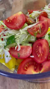 Domatesli taze salata, salatalık, biber ve soğanlı.