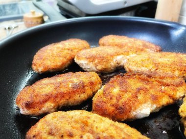 Tavada tavuk göğsü fileto, pirzola, et