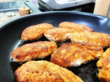 Tavada tavuk göğsü fileto, pirzola, et