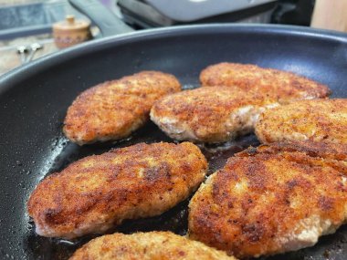 Tavada tavuk göğsü fileto, pirzola, et