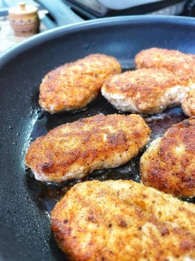 Tavada tavuk göğsü fileto, pirzola, et