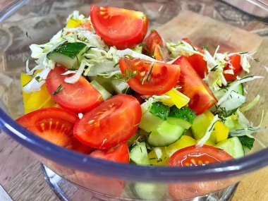 Sebzeleri kaseye, domateslere, salatalıklara, biberlere, vitaminlere koy. 