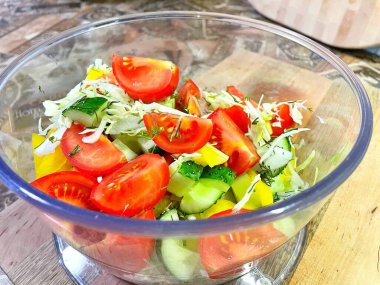 Sebzeleri kaseye, domateslere, salatalıklara, biberlere, vitaminlere koy. 