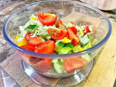 Sebzeleri kaseye, domateslere, salatalıklara, biberlere, vitaminlere koy. 