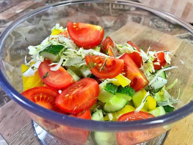 Sebzeleri kaseye, domateslere, salatalıklara, biberlere, vitaminlere koy. 