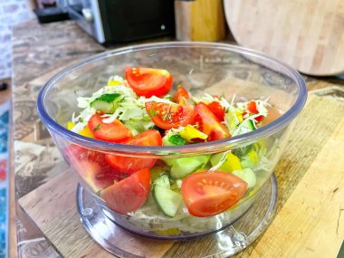 Sebzeleri kaseye, domateslere, salatalıklara, biberlere, vitaminlere koy. 