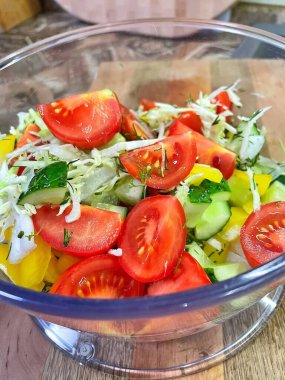 Sebzeleri kaseye, domateslere, salatalıklara, biberlere, vitaminlere koy. 